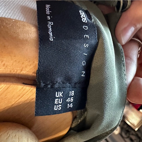 Asos high neck - slit sleeve - pleated - flattering to everyone - Picture 5 of 5